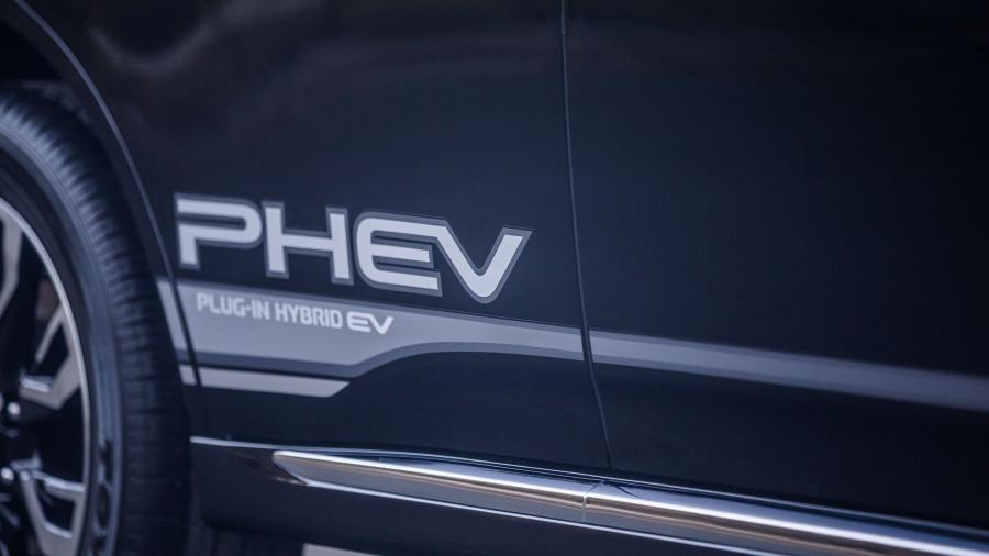 Детали экстерьера Mitsubishi Outlander PHEV 2017 года  (NA) (фото 47 из 70)